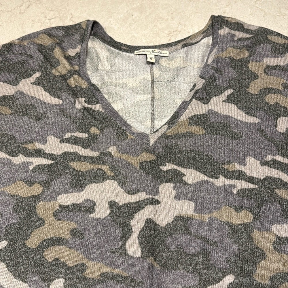 🧡 EXPRESS CAMO V-NECK